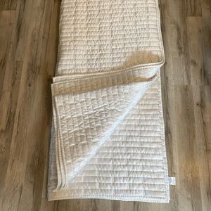 Hotel Collection Brick Blocked Design Shimmer Comforter Quilt size Queen